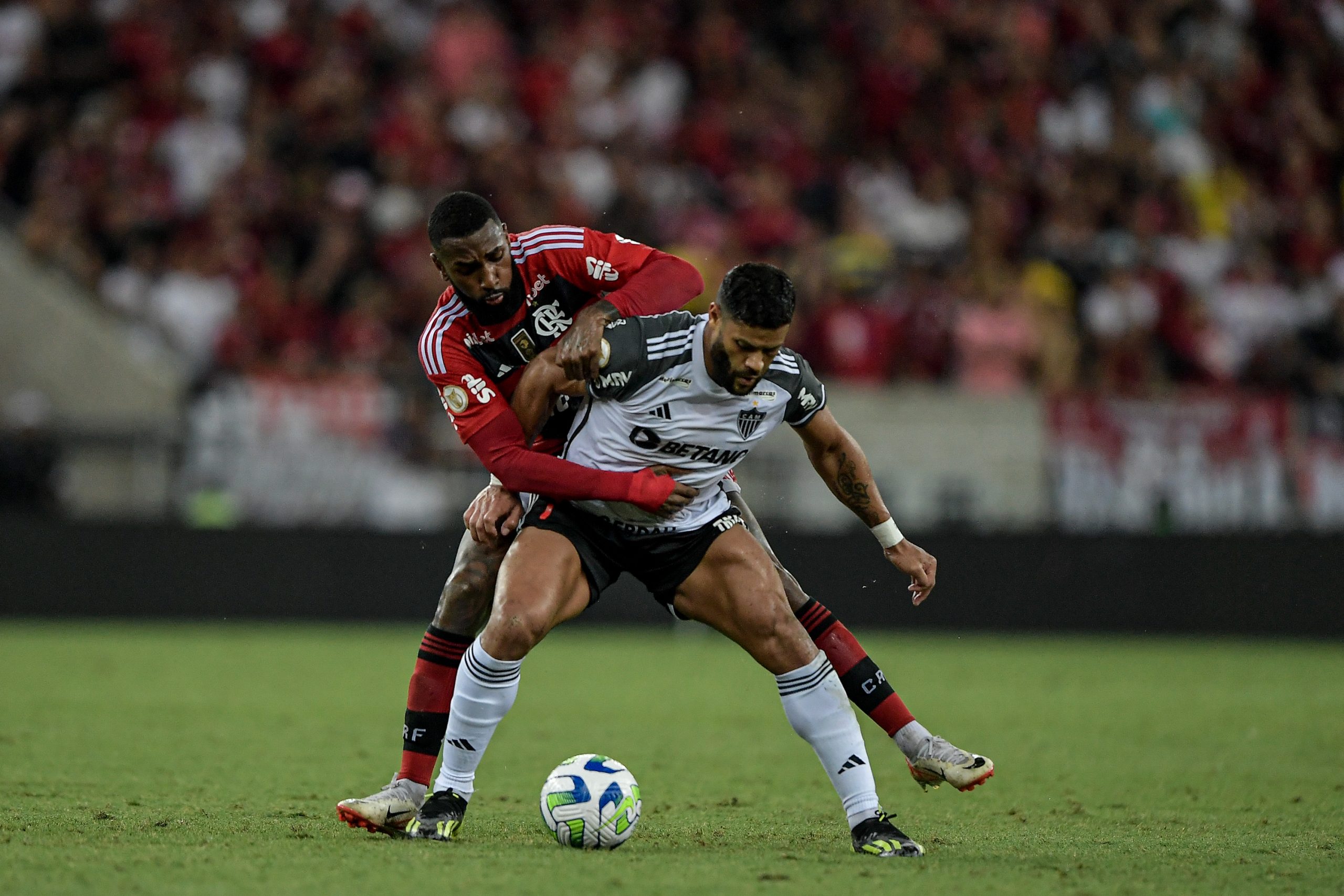 Gerson e Hulk disputam bola em jogo do Flamengo x Atlético-MG, no Campeonato Brasileiro de 2023, no Maracanã. Foto: Thiago Ribeiro/AGIF