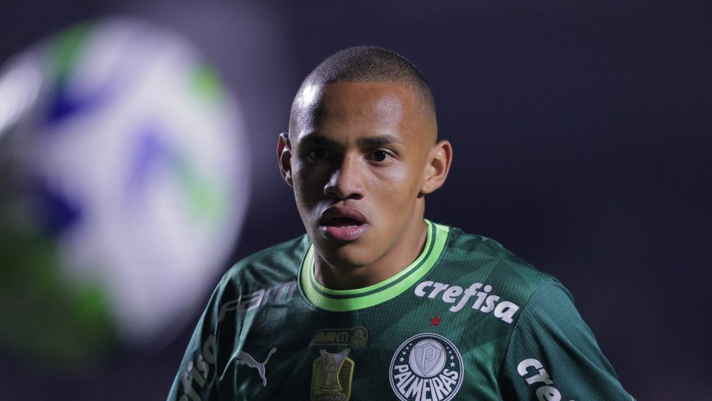 Jhon Jhon, meio-campista do Palmeiras, está próximo de transferência ao RB Bragantino – Foto: Ettore Chiereguini/AGIF