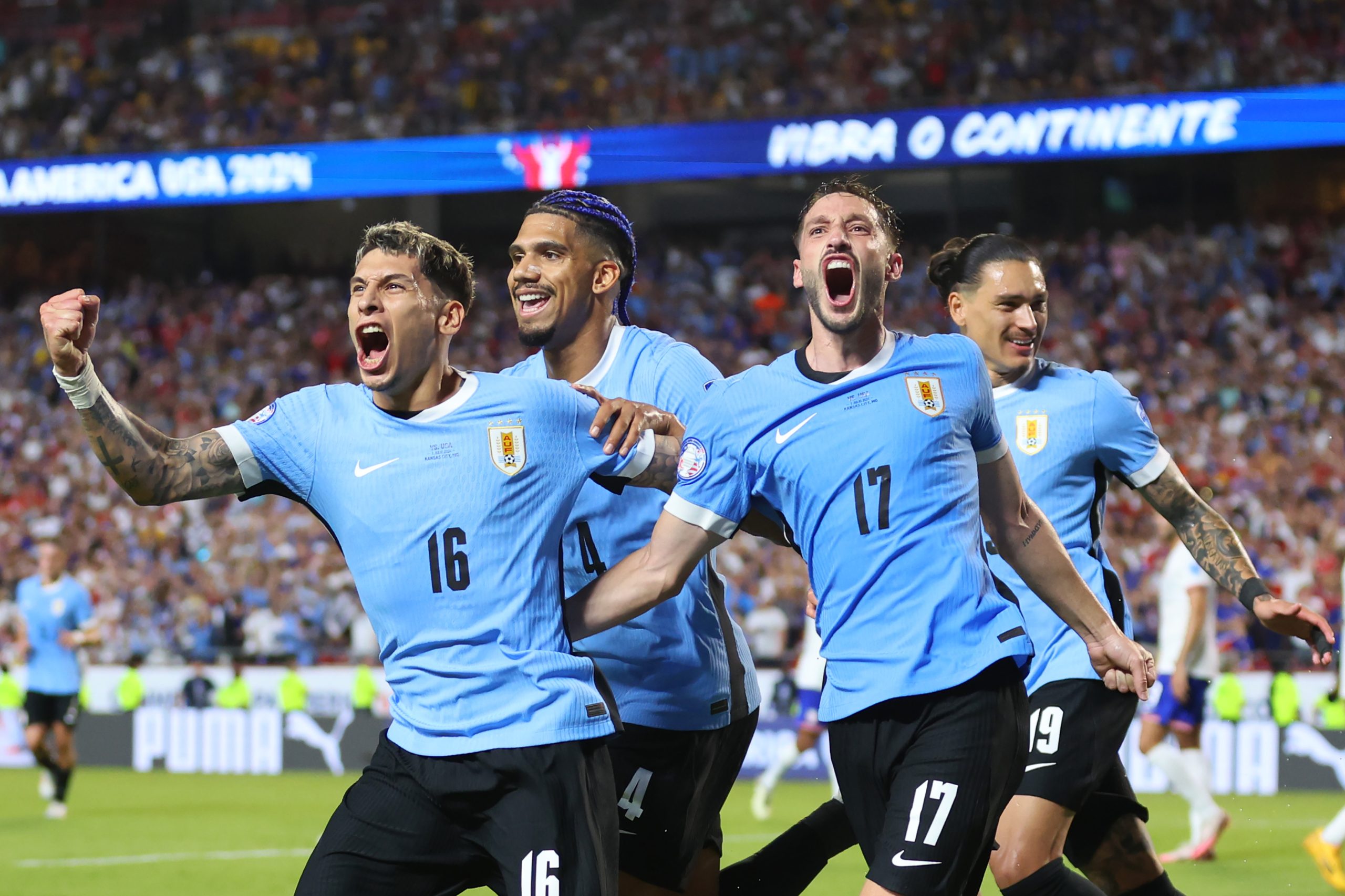 Seleção Uruguaia comemorando gol na partida contra o Estados Unidos. (Photo by Michael Reaves/Getty Images)